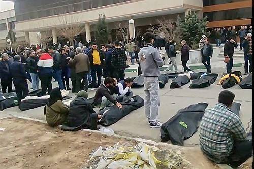 테헤란 외곽 법의학 시설인 카흐리자크 법의학센터 마당에 쌓인 시신 가방들 / 사진=연합뉴스