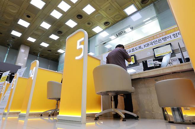서울 시내 시중은행을 찾은 시민이 창구에서 상담받는 모습. [연합뉴스]