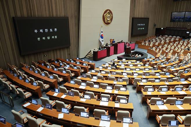 개혁신당 천하람 원내대표가 16일 국회에서 열린 2026년 1월 임시국회 1차 본회의에서 2차 종합특검법안에 대해 무제한 토론을 이어가고 있다. [연합뉴스]
