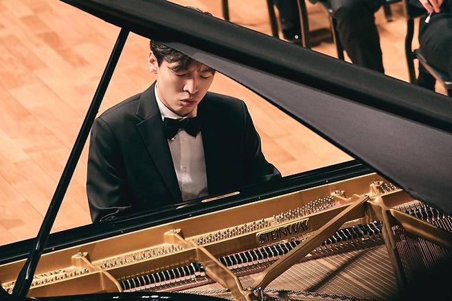 2026 예술의전당 신년음악회에서 연주하는 피아니스트 이혁.  예술의전당