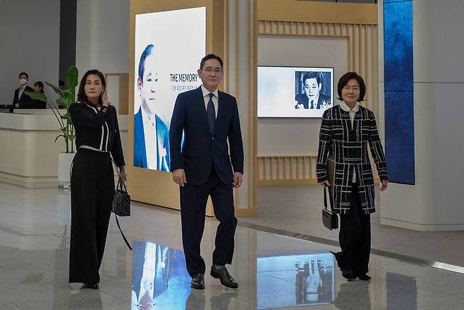 미국 워싱턴DC 국립아시아예술박물관에서 열리고 있는 '이건희 컬렉션' 전시의 성공을 기념하는 갈라 행사가 오는 28일 현지에서 개최되며, 이재용 삼성전자 회장과 홍라희 리움미술관 명예관장 등 삼성 일가가 참석한다. 왼쪽 사진은 2023년 10월 '고 이건희 선대회장 추모 음악회'에 참석한 이 회장(가운데)과 홍 관장(오른쪽), 이서현 삼성물산 사장. 삼성전자