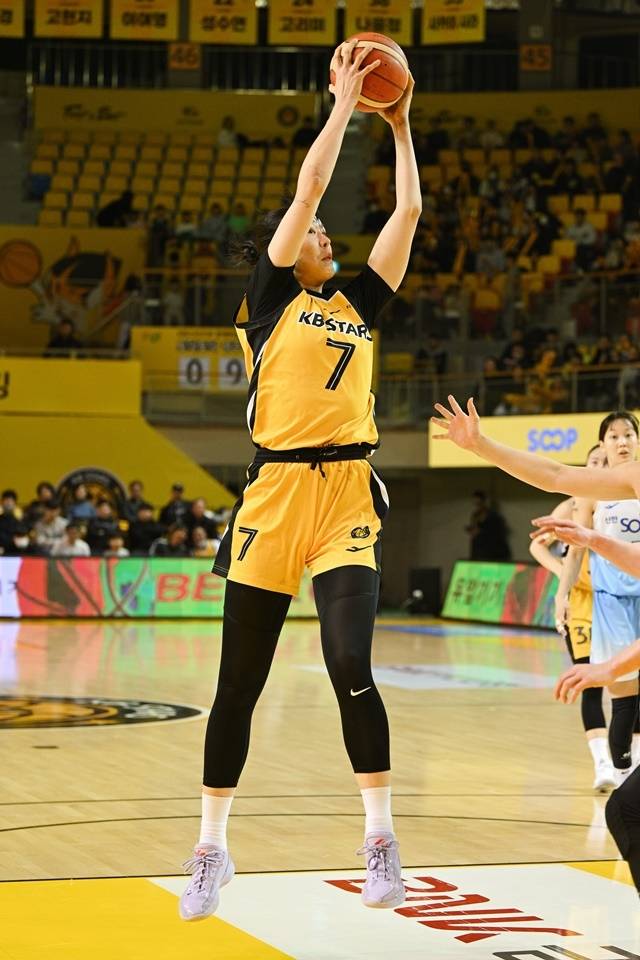 16일 신한은행전에서 골밑을 장악한 박지수. 사진=WKBL 제공