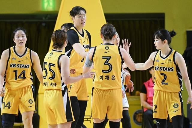 16일 신한은행전에서 소중한 승전고를 울린 KB스타즈 선수단. 사진=WKBL 제공