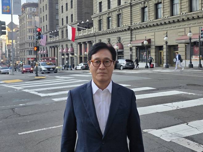 강경선 강스템바이오텍 회장이 지난 14일(현지시간) '제44회 JP모간 헬스케어 콘퍼런스'가 열리고 있는 미국 샌프란시스코 더 웨스틴 세인트 프랜시스 호텔 앞에서 기념 사진을 촬영하고 있다./사진제공=강스템바이오텍