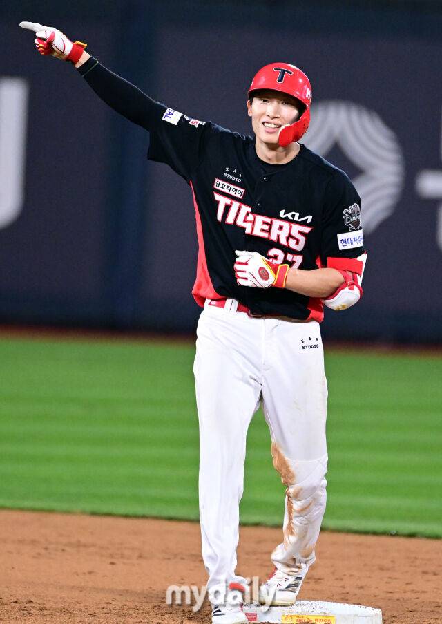 2025년 8월 29일 오후 경기도 수원KT위즈파크에서 열린 '2025 신한 SOL뱅크 KBO 리그' KIA 타이거즈와 KT 위즈의 경기. KIA 김호령이 6회초 2사 만루서 3타점 2루타를 친 뒤 기뻐하고 있다./마이데일리
