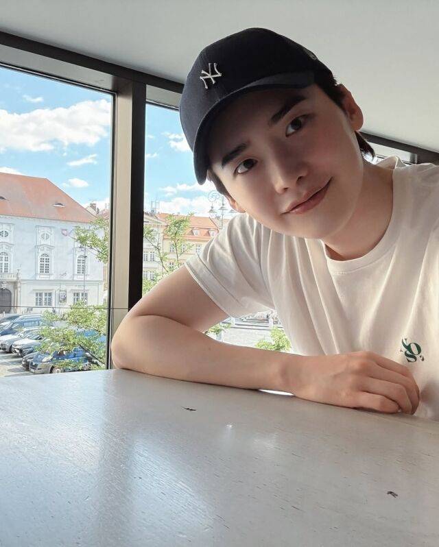 이종석이 변함없는 동안 비주얼을 뽐냈다. / 이종석 인스타그램