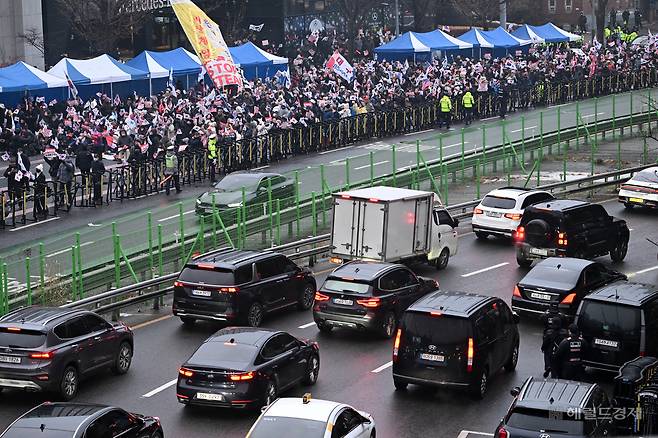 윤석열 대통령의 체포영장 유효기간 만료일이었던 지난해 1월 6일 오전 서울 용산구 한남동 대통령 관저 인근에서 윤 대통령 지지자들이 집회를 하고 있다. 임세준 기자