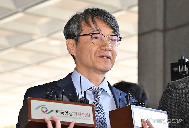 윤석열 대통령 부인 김건희 여사에게 명품 가방을 전달한 최재영 목사가 지난 2024년 5월 13일 서울 서초구 서울중앙지검에 조사를 받기 위해 들어서며 취재진의 질의에 답하고 있다. [임세준 기자]