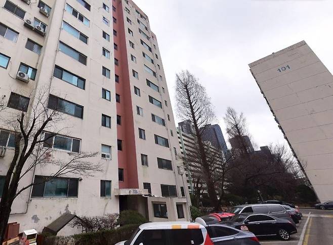 서초구 잠원동에 있는 신반포2차 아파트 단지. [네이버로드뷰]