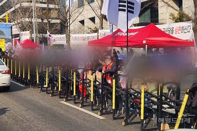 16일 오후 3시께 서울 서초구 서울중앙지방법원 앞 한 집회 참가자가 취재진을 위협하고 있다. 이영기 기자.