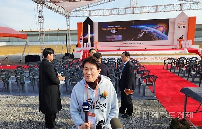 노관규 순천시장이 지난 2024년 2월 율촌산단에 유치한 한화에어로스페이스 공장 착공식에 참석해 인터뷰하고 있다. /박대성 기자.