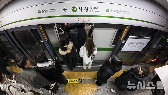 [서울=뉴시스] 김근수 기자 = 퇴근길에도 서울 시내버스 파업이 계속되는 13일 저녁 서울지하철 2호선 시청역이 퇴근하는 시민들로 붐비고 있다. 2026.01.13. ks@newsis.com