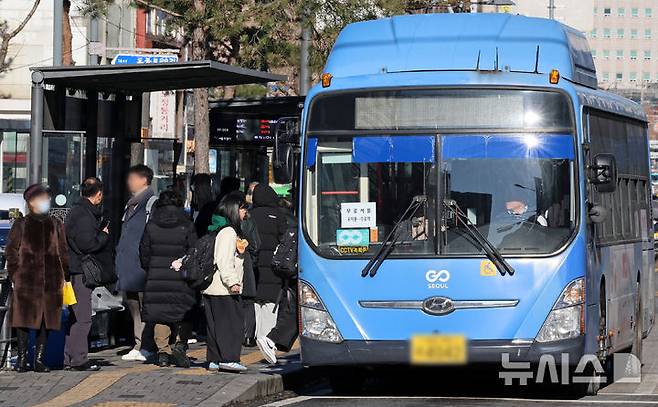 [서울=뉴시스] 조성우 기자 = 서울 시내버스 노조가 총파업에 돌입한 13일 서울 강북구 수유역 인근 버스정류장에서 시민들이 무료셔틀버스를 타고 있다. 2026.01.13. xconfind@newsis.com