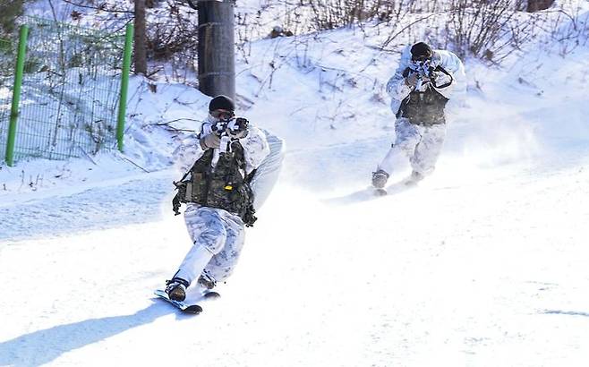 [서울=뉴시스] 해병대 특수수색여단은 지난 2일부터 2월 26일까지 강원 평창군 황병산 일대에서 2026년 동계 설한지 훈련을 한다. 사진은 지난 14일 해병대 특수수색여단 장병들이 텔레마크 스키로 설상 기동을 실시하고 있다. (사진=해병대사령부 제공) 2026.01.16. photo@newsis.com *재판매 및 DB 금지