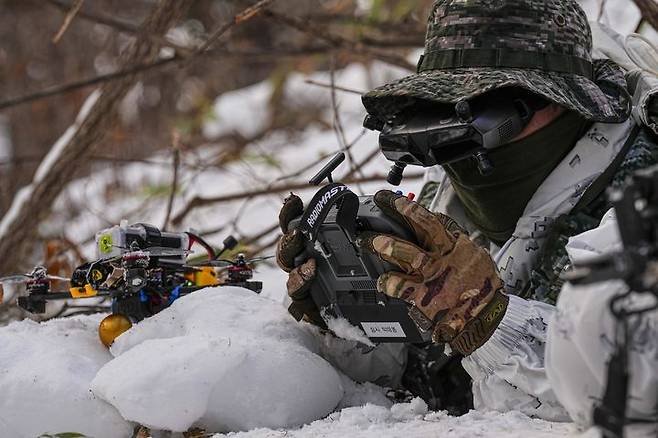 [서울=뉴시스] 해병대 특수수색여단은 지난 2일부터 2월 26일까지 강원 평창군 황병산 일대에서 2026년 동계 설한지 훈련을 한다. 사진은 지난 14일 해병대 특수수색여단 장병들이 특정 지역으로의 침투 훈련 간 목표물 타격을 위한 FPV 드론을 운용하고 있다. (사진=해병대사령부 제공) 2026.01.16. photo@newsis.com *재판매 및 DB 금지