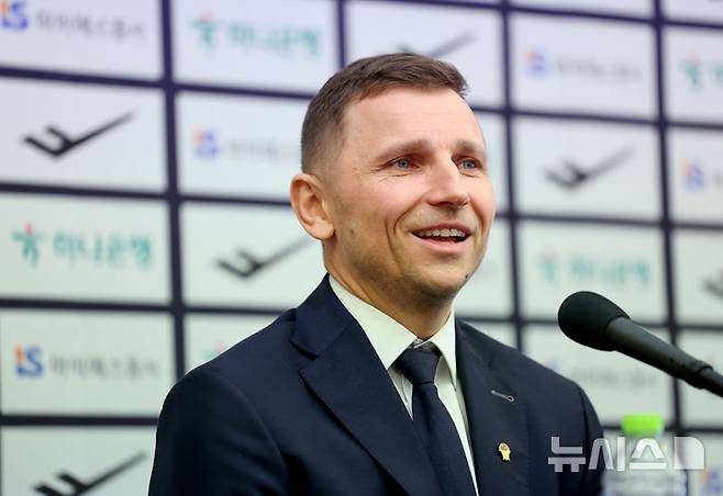 [서울=뉴시스] 김진아 기자 = 남자농구 국가대표팀 니콜라이스 마줄스(Nikolajs Mazurs) 감독이 16일 서울 중구 프레스센터에서 취임 기자회견을 하고 있다. 2025.01.16. bluesoda@newsis.com