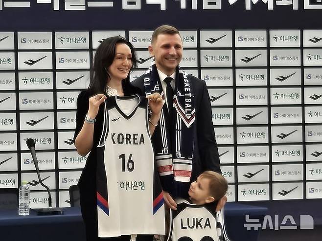 [서울=뉴시스] 하근수 기자= 한국 남자 농구 국가대표팀에 부임한 니콜라이스 마줄스 감독과 그의 가족들. 2026.01.16. hatriker22@newsis.com