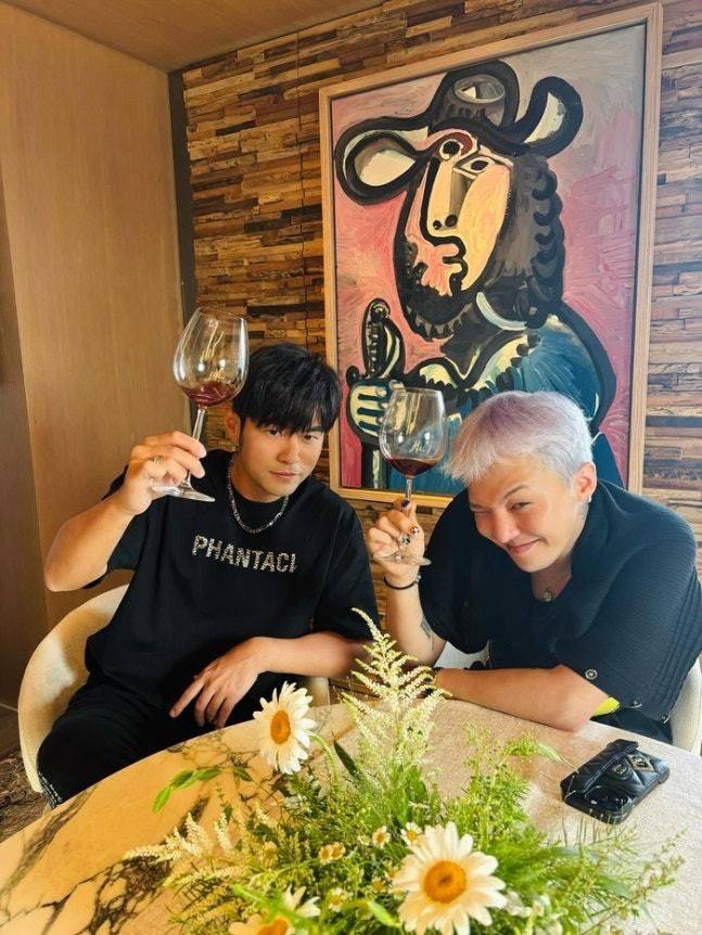 [서울=뉴시스] 갤럭시코퍼레이션 소속 가수 지드래곤(GD, 오른쪽)과 중화권 톱스타 주걸륜이 함께 있는 모습 (사진=갤럭시코퍼레이션 제공) *재판매 및 DB 금지