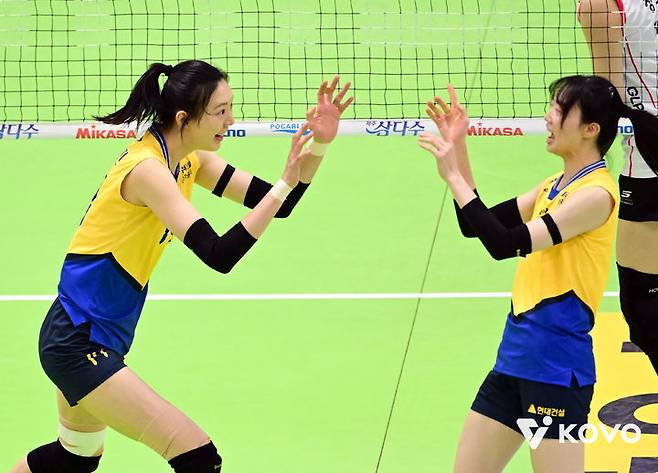 [서울=뉴시스] 여자 프로배구 현대건설 양효진이 16일 수원체육관에서 열린 진에어 2025~2026 V-리그 여자부 정관장과의 경기에서 득점을 올린 뒤 기뻐하고 있다. (사진=KOVO 제공) 2026.01.16.