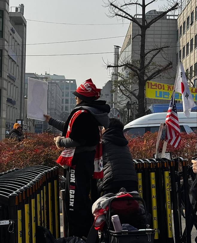1월 16일 윤석열 선고 공판을 앞두고 법원 주변에 모인 윤석열 지지자들.&nbsp;