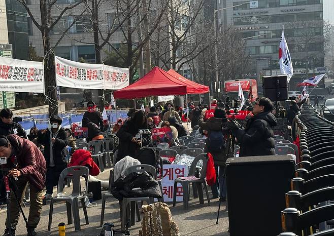 1월 16일 윤석열 선고 공판을 앞두고 윤석열 지지 세력들이 법원 앞 도로에서 집회 준비를 하고 있다.