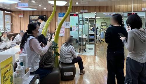 16일 서울 마포구 헌혈의집 홍대센터에서 헌혈을 대기 중인 시민들 [촬영 최윤선]