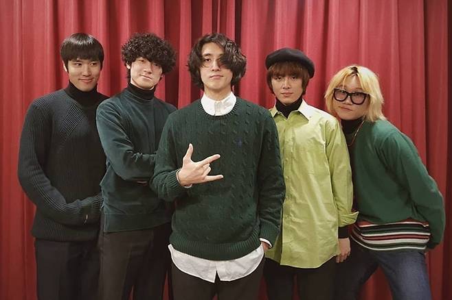 5인조 활동 시절 밴드 잔나비. 맨 오른쪽이 유영현. 잔나비 공식 페이스북