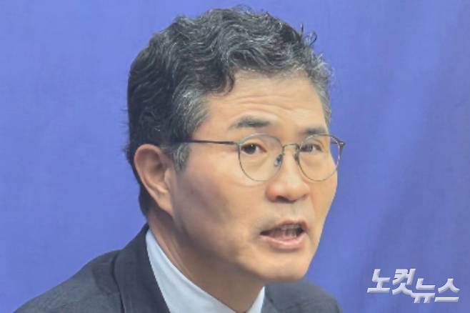 민주당 이원택 국회의원이 16일 전북도의회에서 기자회견을 하고 있다. 최명국 기자