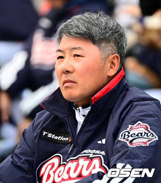 [OSEN=잠실, 지형준 기자] 프로야구 두산 베어스가 23일 오후 서울 잠실야구장에서 ‘2025&nbsp;곰들의 모임’을 개최했다.곰들의 모임은 한 시즌 동안 변함없는 응원을 보내준 최강&nbsp;10번타자 팬들에게 감사의 마음을 전하기 위해 마련된 팬 페스티벌이다.두산 김원형 감독이 행사를 지켜보고 있다. 2025.11.23 /jpnews@osen.co.kr