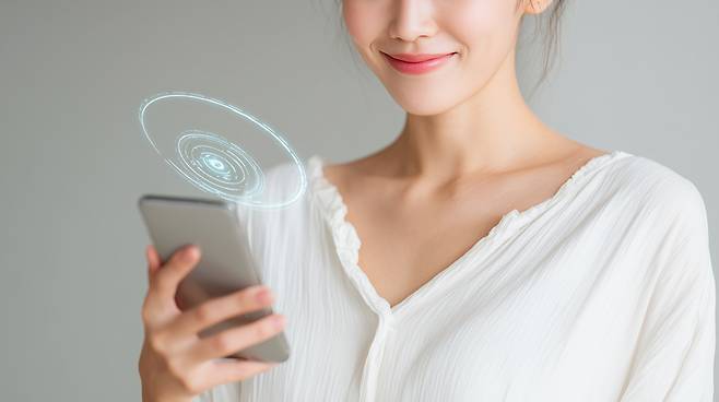 뇌파를 통해 AI와 소통하는 기술이 상용화되면 장애 극복은 물론, 인간의 지능 자체가 비약적으로 확장되는 ‘포스트 스마트폰’ 시대가 열릴 전망이다.게티이미지뱅크