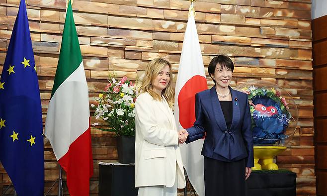 ダカー理サナに(右側) 日本総理と締めるとメローだからイタリア総理が 16日東京総理官邸で会って握手している. 東京=AP連合ニュース