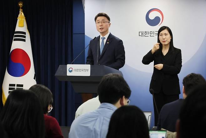 류제명(왼쪽) 과학기술정보통신부 2차관이 15일 서울 종로구 정부서울청사에서 독자 인공지능(AI) 파운데이션 모델 프로젝트 1차 단계평가 결과를 발표하고 있다. 연합뉴스