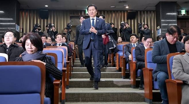 정청래(가운데) 더불어민주당 대표가 15일 국회에서 열린 정책 의원총회에 입장하고 있다. 이날 의원총회에선 중대범죄수사청·공소청 설치법안에 대한 수정 의견이 오갔다. 연합뉴스