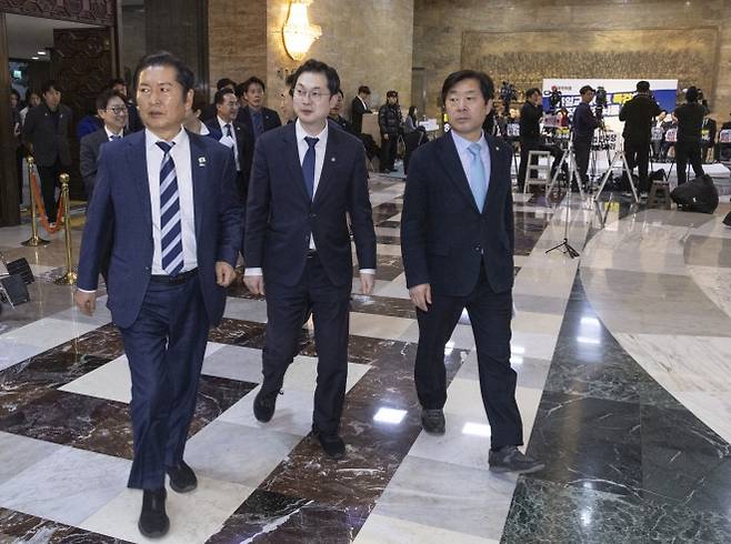 2차 종합특검법 가결 시킨 뒤 본회의장 나서는 정청래 대표 - 더불어민주당 정청래 대표(왼쪽)와 황명선 최고위원(오른쪽), 김동아 의원을 비롯한 의원들이 16일 국회에서 열린 2026년 1월 임시회 1차 본회의에서 2차 종합특검법을 처리한 뒤 본회의장을 떠나고 있다. 정 대표의 뒤편에는 2차 특검법 처리에 반대해 단식에 들어간 국민의힘 장동혁 대표와 의원 당직자들이 이를 지켜보고 있다. 연합뉴스