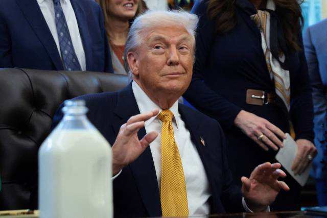 도널드 트럼프 대통령이 14일(현지 시간) 워싱턴DC 백악관 서명식 행사에서 이란 시위 문제에 대한 입장을 밝히고 있다. 트럼프 대통령은 이 자리에서 “살해가 중단됐다고 방금 들었다”며 무력 개입 가능성에 거리를 뒀다. 로이터연합뉴스