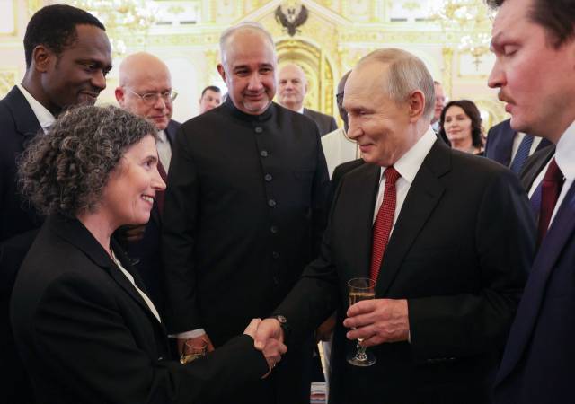 블라디미르 푸틴 러시아 대통령(오른쪽에서 두번째)이 15일 러시아 모스크바의 크렘린궁에서 신임 대사들과 인사하고 있다. AFP연합뉴스