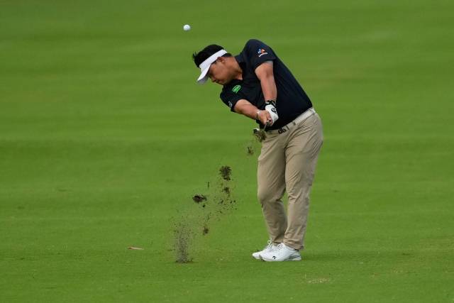 10번 홀 페어웨이에서 웨지 샷을 하는 이승택. AP연합뉴스