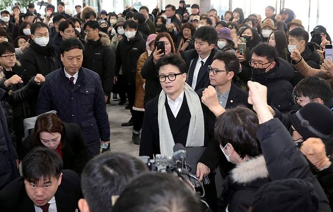 한동훈 전 국민의힘 대표가 1월14일 당 윤리위원회가 자신의 제명을 결정한 것과 관련해 입장을 밝히기 위해 국회 소통관으로 향하고 있다. ⓒ시사저널 이종현