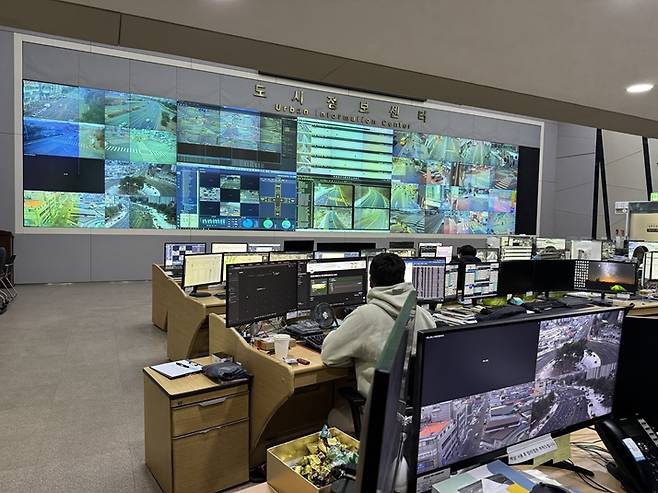 파주시 도시정보센터 직원들이 24시간 운영 중인&nbsp; 교통·방범 CCTV를&nbsp;살펴보고 있다. Ⓒ파주시청 제공