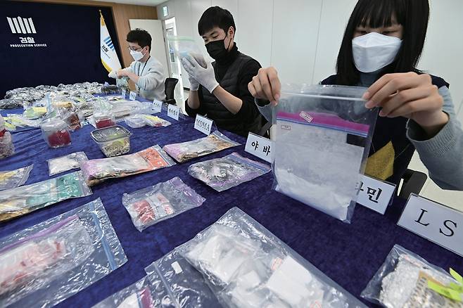 2023년 4월7일 경기도 수원시 영통구 수원지방검찰청에서 검찰 관계자가 마약 유통사범에게서 압수한 마약류를 살펴보고 있다. ⓒ뉴시스