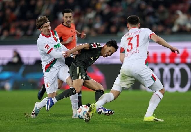 아우크스부르크 선수들과 공을 다투는 정우영.  게티이미지코리아