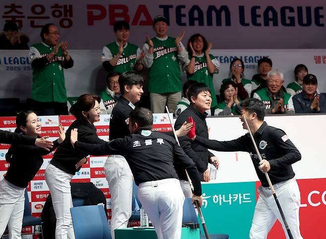 '신정주 맹활약' 하나카드, 크라운해태 꺾고 PBA 팀리그 PO 진출
