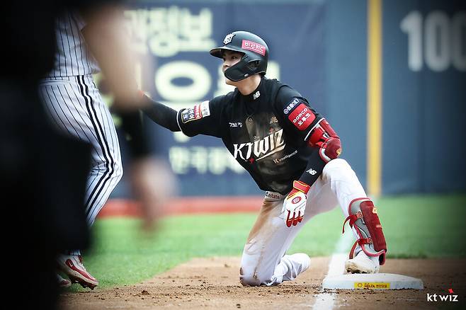 ▲ 전 kt 내야수 박민석은 2019년 입단 후 2024년까지 6년 동안 1군에서 안타 4개를 쳤다. 2025년 5월 17일 LG와 더블헤더 제1경기에서 9번타자로 나와 2루타와 3루타를 각각 하나씩 포함해 무려 4안타를 몰아쳤다. ⓒ kt 위즈