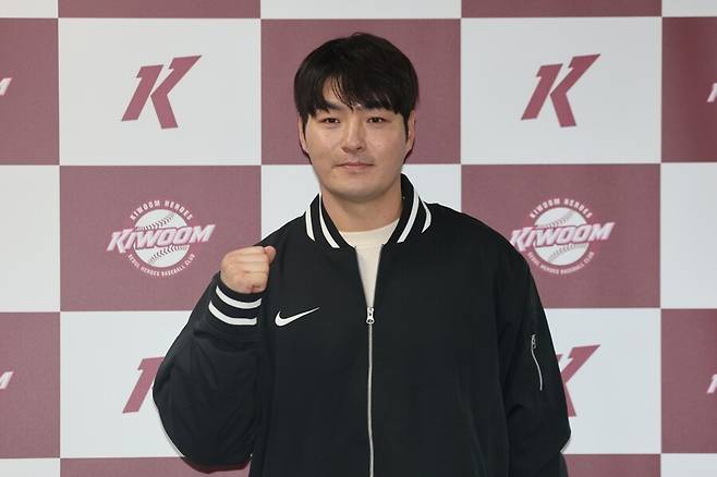 ▲ 히어로즈는 이번 비시즌 동안 두 명의 걸출한 ‘히어로’를 팀에 복귀시켜 관심을 모으고 있다. 히어로즈에서 KBO리그를 대표하는 거포로 성장해 메이저리그까지 진출한 박병호를 코치로 다시 데려온 것에 이어 서건창까지 친정팀으로 다시 불렀다. ⓒ연합뉴스