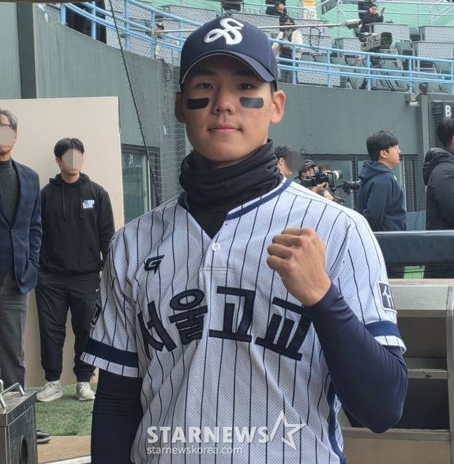 서울고 김지우가 지난해 11월 23일 서울 목동야구장에서 열린 '2025 이마트 노브랜드배 CHAMPIONSHIP' 고등부 우승을 이끈 후 스타뉴스와 인터뷰에 응했다. /사진=김동윤 기자