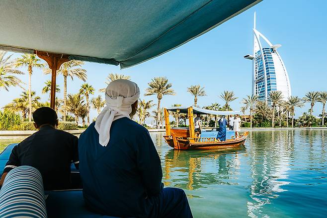 마디낫 주메이라는 두바이 크릭(Creek)이라 불리는 염수 운하와 그곳을 오고 가는 전통 배, 아브라(Abra)를 재현했다. 마디낫 주메이라 내에 있는 4곳의 호텔 투숙객은 어느 선착장에서든 무료로 아브라를 무제한 이용할 수 있다