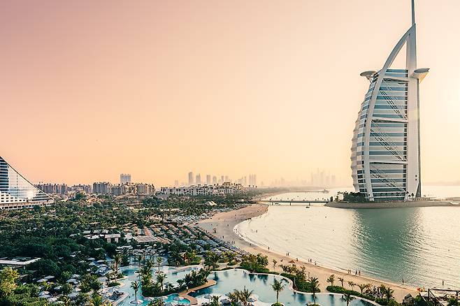 &nbsp;주메이라 마르사 알 아랍 객실에서 바라본 전경. 버즈 알 아랍을 포함한 대부분의 풍경이 그간 주메이라가 두바이에서 일궈 온 왕국이다