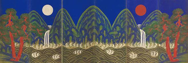 조선시대 왕의&nbsp;권위를 상징하던 ‘일월오악도’ 병풍. 국립중앙박물관 제공