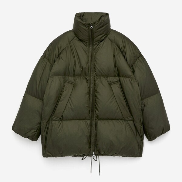 스탠드 칼라 디자인의 다운 패딩 재킷 38만9천원 아르켓