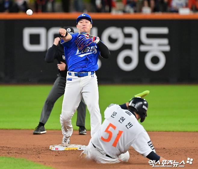 24일 오후 대전 한화생명 볼파크에서 열린 '2025 신한 SOL Bank KBO 포스트시즌' 삼성 라이온즈와 한화 이글스의 플레이오프 5차전 경기, 6회말 1사 만루 삼성 전병우가 한화 채은성의 내야땅볼때 문현빈을 포스아웃 시킨 후 1루로 송구하고 있다. 엑스포츠뉴스 DB